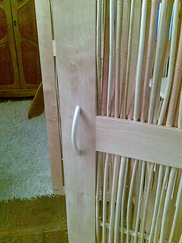 weidenschrank mit weidengeflecht